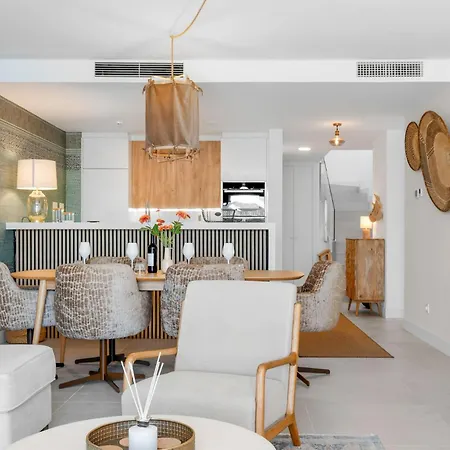Vivi Homes - Queen - Sea Views - Golf - Mountain Views