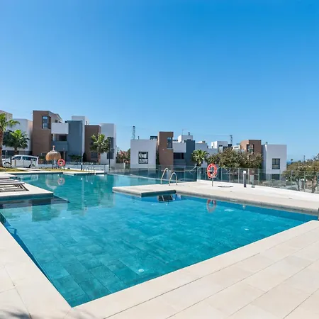 Vivi Homes - Queen - Sea Views - Golf - Mountain Views *